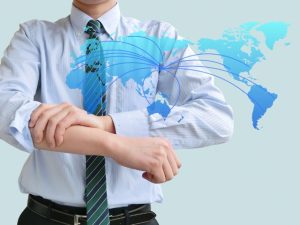 腕まくりをする男性と世界地図