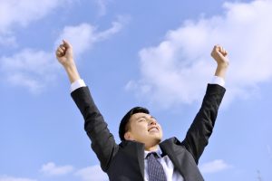 天を仰ぐビジネスマン